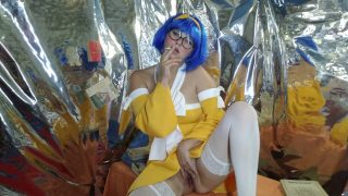Levy uit Fairy Tail, een cosplayer, rookt en plaagt haar poesje.