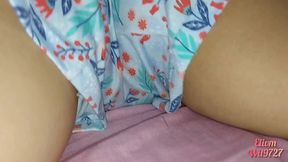 mientras la muneca de la casa ve porno le toco su cono muy mojado
