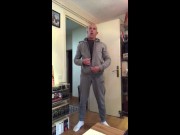 Le Centurion se branle, se met les doigts dans le cul et mange son foutre