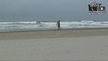 Coroa gostosa na praia, não aguentou e mostrou tudo.