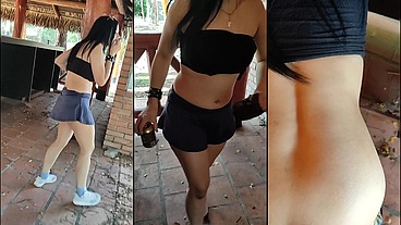 Mi Amiga En Un Lugar Público