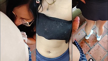 Mi Amiga En Un Lugar Público