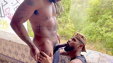 Sendo mamado pelo namorado na casa abandonada em Portugal