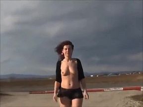 Lena se exhibe cerca carretera y centro comercial