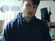 Joven masturbanse en la Sala de su Casa