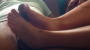Le saqué la leche con mis pies por primera vez, que rico fue sentir su semen caliente