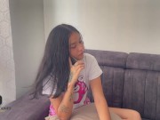 Mi hermanastra pequeña sufre una decepción amorosa y yo la consuelo con una rica cogida.