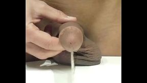 exhib et pisse dans le lavabo de la salle de bains, vid&eacute_o compl&egrave_te non flout&eacute_e.