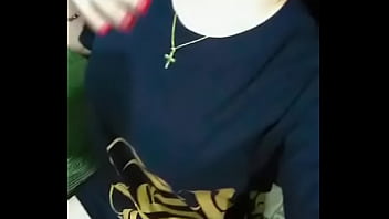 Sexy amiga modelado mi playera