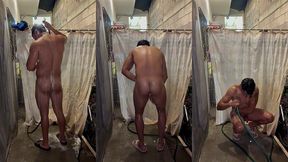 dos hombres latinos se duchan con manguera al aire libre