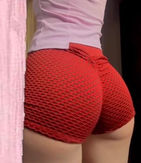 Petite blonde gym bunny shakes her tiny curvy ass in a solo