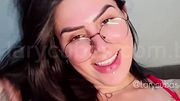 Lary Cubas de lingerie com plug no cuzinho