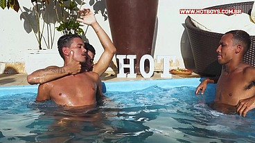 Trio de novinhos fodendo na piscina de casa