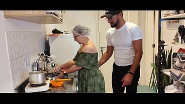 Vovozinha safada mostrando sua bunda linda branca