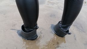 Short rain boots