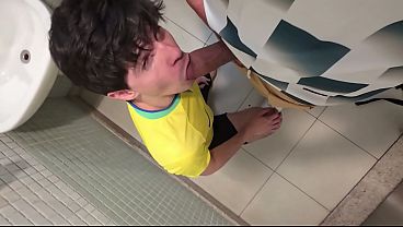 PUTARIA NO BANHEIRO DO MAC. SUB COMEU A BATATA FRITA COM PORRA DE MACHO