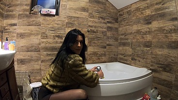 MilfyCalla- Pee play in bathtub while wearing a fur coat and pantyhose