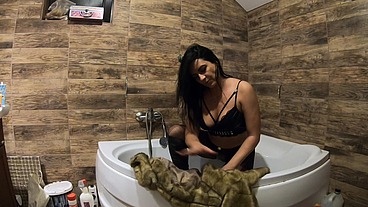 MilfyCalla- Pee play in bathtub while wearing a fur coat and pantyhose