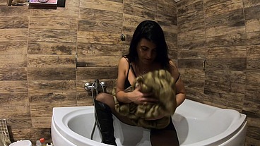 MilfyCalla- Pee play in bathtub while wearing a fur coat and pantyhose