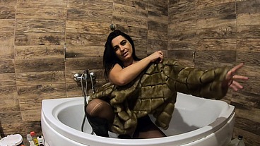 MilfyCalla- Pee play in bathtub while wearing a fur coat and pantyhose