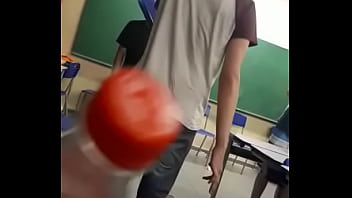 Gay fudendo gostoso na garrafa