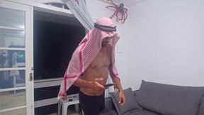 novinha foi atender o sheik fantasiada e levou pica na cara e na buceta rosa