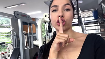 Chorros intensos de sexy chica en el ba&ntilde_o del gimnasio casi es atrapada por el instructor