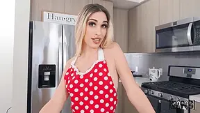 Cookies And Pussy With Delilah Day