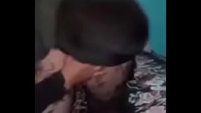 Mi esposo le agarra las nalgas en un en vivo para Facebook