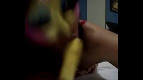 Vanessa mamando platano