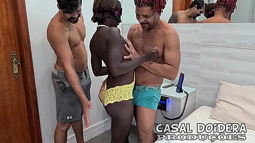 Primeira vez no porno da mulata magrinha Rubi acabou dando ate o cu nessa putaria a tres