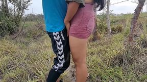 Nos encanta follar en el monte y que las personas nos miren