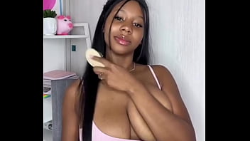 Mulata mostrando sus enormes tetas