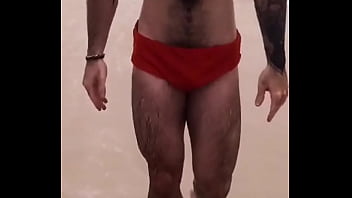 Pentelhos de Macho Escapam da Sunga na Praia