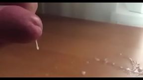 Estaba muy cachondo, me hice una paja y me corr&iacute_ sobre la mesa