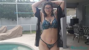 PAWG MILF SIREN STRIP TEASE AND NUDE MODEL WALK