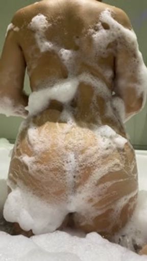 sofi sadgeisha en la bañera toda mojada