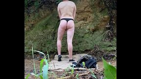 Gar&ccedil_on montre son cul &agrave_ la rivi&egrave_re et fini en string