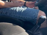 Je branle ma grosse bite en roulant dans la voiture et me fait doubler sur l’autoroute