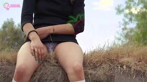 Upskirt caminando en el campo ense�ando los calzones
