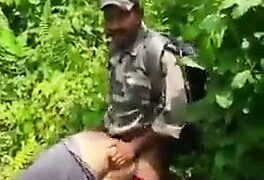 Hubungan antar ras tanpa kondom, di luar ruangan, militer – gay melakukan hubungan seks anal