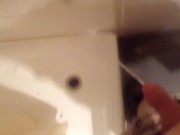 Heimlich in die Dusche gepisst