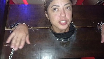 Casada levando Pica do macho Alpha amarada na Guilhotina ( toda hora sem parar )