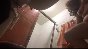 Espiando a mama en la ducha parte 1