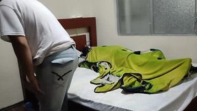 mientras mi padre sale a trabajar me hago pasar por el y me logro folla a mi madrastra que buen culo tiene lo siento por mi padre pero quedo como un cornudo