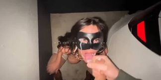 angela vide un mec dans sa voiture au parking