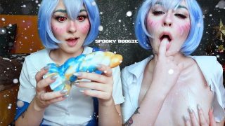 Solo-Act: Amateur-Cosplayerin Rei Ayanami von Neon Genesis Evangelion vergnügt sich