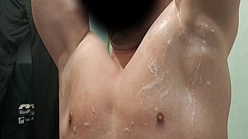 crache masturbe et &eacute_jacule sur mes aisselles