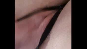 Vid&eacute_o robe simili et string ouvert ... viens me mater prendre mon pied