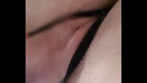 Vid&eacute_o robe simili et string ouvert ... viens me mater prendre mon pied